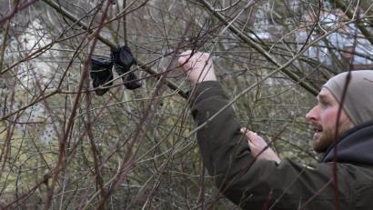 Bild: Petra Hartl
Jonas Nelhiebel ärgert sich, wenn er wieder einmal einen mit Hundekot gefüllten Plastikbeutel bei seinem Rundgang aus einem Strauch fischt.