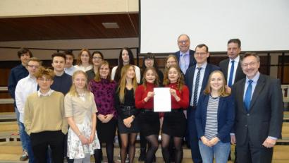 Bild: apr
Über einen Landespreis freuen sich 15 Schüler des P-Seminars Chemie des Otto-Hahn-Gymnasiums.