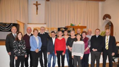 Bild: ak
Der Rückzug von Josef Hofmann (Dritter von links) als KAB-Vorsitzender machte die Installation eines Leitungsteams erforderlich. Bei der von Bürgermeister Günter Kopp (rechts) und Diözesansekretär (Sechster von links) geleiteten Wahl sprach sich die Versammlung für (von links) Albert und Christina Sollfrank, Otti Schönfelder, Arthur Spörrer, Andrea Dumler, Stefanie Scherer, Ilse Brandl, Josef Gößner, Gertraud Wolf, Ingrid Hofmann, Heribert Griener und Pfarrer Markus Bruckner aus.