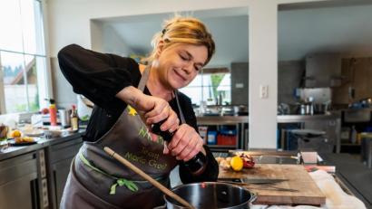 Bild: gld
Maria Frank aus Pullenreuth, die in der letzten Staffel der Sat.1-Show "The Taste" das Halbfinale erreichte, verrät ihr Valentinstags-Rezept. Hier kocht sie in ihrer Küche in Pullenreuth, wo die Speisen für ihren Hochzeits-Catering-Service zubereitet werden.
