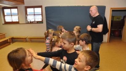 Bild: dob
Erwachsenen gegenüber selbstbewusst auftreten und genau artikulieren, was man nicht möchte. Die Vorschulkinder aus dem katholischen Kindergarten Don Bosco haben derartige Szenen in mehreren Übungseinheiten mit Klaus Inderst einstudiert. Sie wissen wie man sich wehrt.