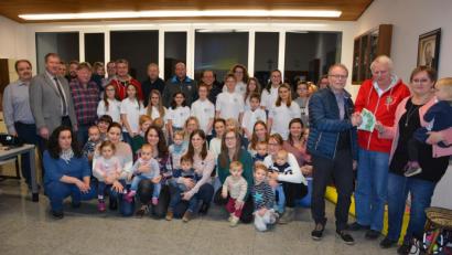 Bild: jr
Mächtig was los war am Donnerstagabend im Bereitschaftsraum des Konnersreuther Roten Kreuzes. Eine Abordnung der Freien Wähler besuchte die Einrichtung und ließ sich umfassend über das Jugendrotkreuz und die Konnersreuther Krabbelgruppe informieren. Zuvor erhielten Marietta Hofmann (Krabbelgruppe) und Hugo Hofmann (Jugendrotkreuz) von FW-Vorsitzendem und Bürgermeister Max Bindl (von rechts) jeweils 200 Euro.