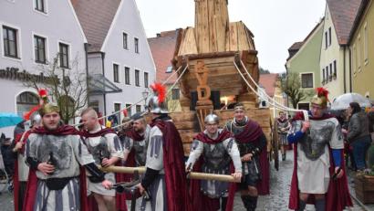 Bild: bö
Freundliche Übernahme in Schmidmühlen: Was das wohl für Folgen hat? Die Diesenbacher Freunde hatten ihr trojanisches Pferd dabei. Acht Wochen Arbeit stecken in dem hölzernen Koloss. Auf jeden Fall hatten die Diesenbacher damit einen ganz besonders beeindruckenden Zug-Beitrag.
