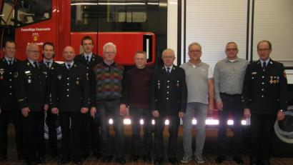 Bild: öt
Felix Wegmann (Dritter von links) wurde in der Jahreshauptversammlung der Pullenreuther Wehr zum Löschmeister ernannt. Ihm und den anderen Jubilaren gratulierten Kreisbrandmeister Peter Prechtl (von links) und Kreisbrandinspektor Otto Braunreuther, Kommandant Andreas Philipp und dessen Stellvertreter Andreas Rickauer. Ausgezeichnet wurden ebenso Karl Philipp, Hans Philbert, Johann Spörrer und Bernhard Maschauer. Bürgermeister Hubert Spörrer und Kommandant Siegfried Kellner schlossen sich den Glückwünschen an.