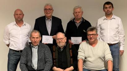 Bild: mez
Die Vorsitzenden Jürgen Lautner (links) und Stefan König würdigten den Einsatz und die Verbundenheit von Josef Hecht, Albert Melzner (Dritter und Fünfter von links), Ludwig Schmidt, Klaus Kohlschmidt und Werner Scherm (vorne von links) zum Immenreuther Sportverein.
