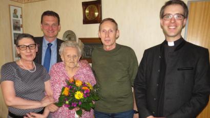 Bild: adj
Ihren 85. Geburtstag feiert Gertraud Siegler (Mitte) unterstütz von Sohn Reinhard (Zweiter von rechts) und Schwiegertochter Inge (links). Glückwünsche überbringen Bürgermeister Ernst Schicketanz(Zweiter von links) und Pfarrer Thomas Kopp (rechts).