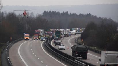 Bild: za
Nur kurz ist die Autobahn A93 bei Luhe-Wildenau nach einem Unfall gesperrt. Ein Rettungshubschrauber ist im Einsatz, wird aber nicht benötigt.