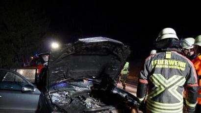 Bild: dmra
Als am Donnerstagabend ein Pkw in Paulsdorf brannte, wurde der Besitzer des Mercedes leicht verletzt.