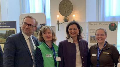 Bild: exb
Landtagspräsidentin Ilse Aigner (Zweite von rechts) und Abgeordneter Alexander Flierl (links) besuchten den Stand des Naturparks Oberpfälzer Wald, betreut von Rangerin Helene Seitz (rechts) und Gebietsbetreuerin Birgit Simmeth (Zweite von links).
