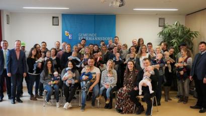 Bild: wec
Die jungen Familien mit ihren Neugeborenen und Geschwistern der Kleinen in der Aula des DomCom beim Begrüßungsnachmittag. Mir dabei (von links) die Bürgermeister Josef Gilch und Erich Meidinger sowie der evangelische Pfarrer Alfredo Malikowski (rechts) und 
Kindergartenleiterin Marina Hildebrand (sitzend, Dritte von rechts) mit ihrem Sohn