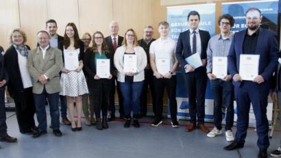 Bild: Hirsch
Oberstudiendirektor Josef Most (links) und die Nabburger Außenstellenleiterin Rosina Pimmer (rechts) zeichneten die besten Absolventen aus. Von rechts mit Urkunde: Maximilian Schwarzer, Konstantin Schatz, Hermann Feller, Michael Brabec, Nadine Schnabel, Jennifer Wintermeier, Daniela Beck und Christoph Polster.
