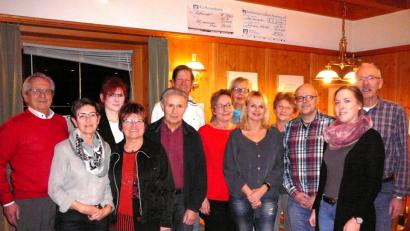 Bild: exb
Die Freude ist groß: Vorsitzender Manfred Lilla (links) freut sich mit seinen Vorstandsmitgliedern über den Besuch und die vielen großzügen Spenden für die Initiative.