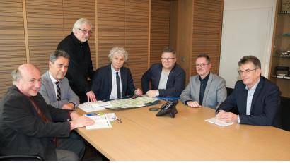 Bild: exb
ÖPNV-Fachmann Peter Zimmert stellte bei der Besprechung die Schulbuslinien im Landkreis Tirschenreuth vor: (von links) Schulleiter Georg Hecht vom Stiftland-Gymnasium, Schulamtsdirektor Rudolf Kunz, Peter Zimmert, Landrat Wolfgang Lippert, Rektor German Helgert von der Realschule am Tor zur Oberpfalz in Kemnath, Rektor Stephan Drexler von der Realschule im Stiftland Waldsassen und Walter Brucker, Pressesprecher und persönlicher Referent des Landrats im Landratsamt.