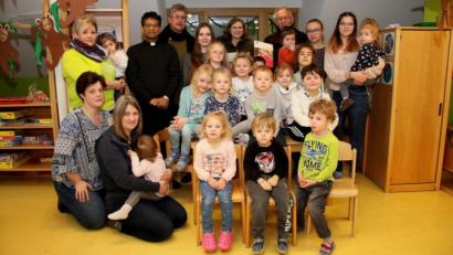 Bild: wro
Im Kinderhaus ist man gespannt, was in der künftigen Naturpark-Kita alles angeboten wird. Ein Kooperationsvertrag wurde von Pfarrer Joseph (hinten, Dritter von links), Bürgermeister und Kirchenpfleger Wolfgang Braun (hinten, Vierter von links) und den Vertretern des Naturparks Steinwald, Geschäftsführer Ernst Tippmann und Naturpark-Rangerin Amelie Nöth (hinterste Reihe, von rechts), auf den Weg gebracht.