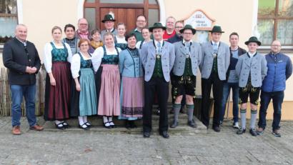 Bild: ral
Andreas Schatz (Vorne Sechster von links) und Heidrun Luber (vorne, Fünfte von links) führen in den nächsten drei Jahren den Heimat- und Trachtenverein. Im Bild die Führungsmannschaft mit den Ehrengästen.
