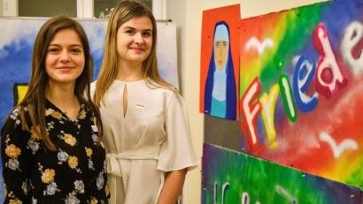 Bild: Peter Ringeisen/exb
Die zwei Seminarteilnehmerinnen Julia Steinmann und Susanna Hartl (von links) präsentierten die Kunstwerke, die das Projekt-Seminar zum Thema "Klosterleben" angefertigt hatte.