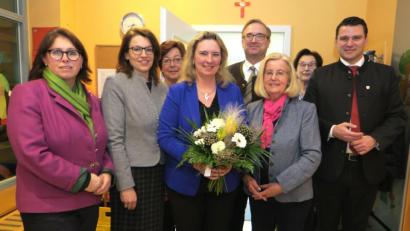 Bild: Hirsch
SkF-Vorsitzende Hermine Rodde (Dritte von rechts) hieß Ministerin Kerstin Schreyer (Mitte) mit einem Blumenstrauß willkommen. Mit dabei waren Vertreter des Sozialverbandes und der Politik.