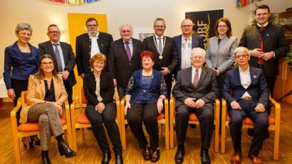 Bild: Hösamer
Oberbürgermeister Andreas Feller (hinten, Fünfter von links) verlieh nach siebenjähriger Pause Bürgermedaillen an neun verdiente Persönlichkeiten. Mit ihnen freuten sich auch Zweite Bürgermeisterin Ulrike Roidl (hinten, links), Landrat Thomas Ebeling und Dritte Bürgermeisterin Martina Englhardt-Kopf (hinten, von rechts).