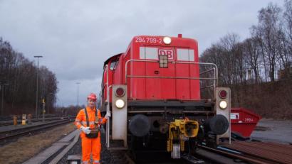 Bild: as
Lukas Dausch darf trotz seines jugendlichen Alters eigenständig eine Rangierlok führen. Hier steht er am Bahnhof Marktredwitz vor einer Handweiche.