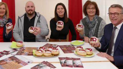 Bild: tr
Liebe geht durch den Magen – auch die zum MQ . Die Museumsquartier-Krapfen hat die Stadtbäckerei Maschauer speziell zur Pressekonferenz gebacken. Dass sie lecker schmecken, bestätigten Herta Zölch, Christoph Kick, Stefanie Süß, Erika Rahm und Franz Stahl (von links).