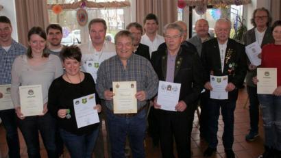 Bild: dop
Die Geehrten: Florian Andersch, Susanne Bauer, Patrick Kurz, Lisa Rieß, Johann Götz, Leonhard Flierl, Erich Hierl, Peter Hecht, Hans Daller, Dieter Parlow, Joachim Schneider, Waldemar Pirner, Kurt Schneider, Nina Bogner (von links).