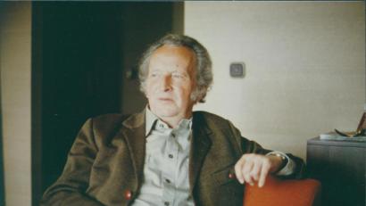 Bild: privat/Literaturarchiv Sulzbach-Rosenberg
Als literarischen und humorvollen Feingeist kann man den Schriftsteller und Lyriker Franz Joachim Behnisch beschreiben, der vor 100 Jahren in Berlin geboren wurde. Einen Großteil seines Lebens verbrachte er in Weiden, wo er, vom Literaturbetrieb nicht beachtet, weiter schrieb und dichtete. Sein Nachlass befindet sich im Literaturarchiv in Sulzbach-Rosenberg. In Weiden erinnert die Franz-Joachim-Behnisch-Anlage hinter der Regionalbibliothek – dort gibt es auch einen nach ihm benannten Saal – an den Autor.