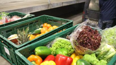 Bild: kmo
Anna und Lisa aus Amberg wollen ihre richtigen Namen nicht in der Zeitung lesen. Zu groß ist ihre Angst vor rechtlichen Konsequenzen, weil sie Containern waren. Und das obwohl sie seit rund zwei Jahren ganz legal als Lebensmittelretterinnen im Einsatz sind.