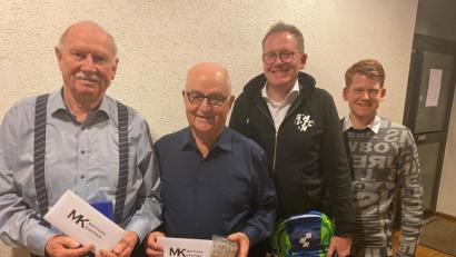 Bild: exb
Siegerehrung nach dem Preisschafkopf: Im Bild von links Wolfgang Erhard, Josef Daubenmerkl, Christian Kastner und Maximilian Kastner.
