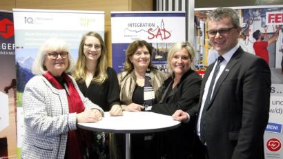 Bild: Hirsch
Die Referenten Anne-Marie von Hassel, Manuela Dorsch, Anne Güller-Frey, Elke Reinhart und Bürgermeister Martin Birner (von links) leiteten die Gesprächskreise beim "Bayerischen Fachkräfteforum" in Neunburg vorm Wald.