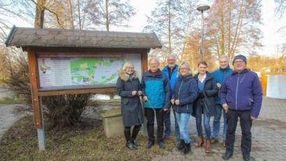 Bild: exb
Anlässlich des 20. Jubiläums des städt. Rutengänger-Lehrpfades stellte Kursleiter Karl Dietl vor der großen Info-Tafel mit dem Leiter der Tourist-Information Werner Dietrich das aktuelle Lehrpfad-Team vor. Das Bild zeigt von links nach rechts: 
Sylvia Schönfelder, Karl Dietl, Werner Dietrich, Karin Meixensberger, Helga Mehltretter, Richard Hauser und Klaus Enslin.