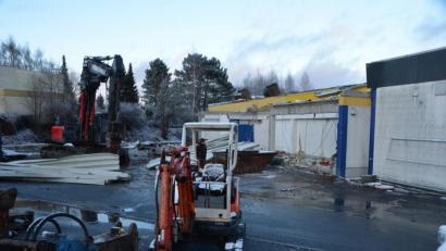 Bild: dob
Große und kleine Bagger rücken seit Mittwoch dem E-Center an der Altenstadter Straße 10 auf die Pelle. Bald wird nichts mehr davon zu sehen sein. Der kleine Bagger schafft im Innenraum Trennwände zur Seite.