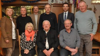 Bild: dob
Der ehemalige Ortsvorsitzende und heutige Ehrenvorsitzende Josef Haberkorn (vorne, Mitte) durfte bei der Jahreshauptversammlung eine Ehrung für 50 Jahre Mitgliedschaft in der CSU entgegennehmen. Landtagsabgeordneter Stephan Oetzinger (hintere Reihe, Zweiter von rechts) würdigte die herausragenden Leistungen des Altenstädters. Neben Haberkorn bekamen auch etliche Mitstreiter eine Ehrung von Vorsitzender Martha Bauer (links) und Bürgermeister Andreas Wutzlhofer (hintere Reihe, Dritter von links).