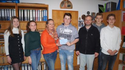 Bild: du
Ministranten und Pfarrer übergeben im Pfarrhof eine Spende an den Verein „Rasselbande – behinderte Kinder.“ Von links: Cina Haberberger, Lucie Lang, Heike Braun, Johannes Wolf, Pfarrer Thomas Stohldreier, Thomas Koller und Paul Wolfinger.