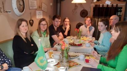 Bild: exb
Zu einem Kaffeekränzchen in „Gerdas Brotzeitstüberl“ am Schlößl hatte der Ortsverband von Bündnis 90/Die Grünen um Bürgermeisterkandidatin Ute Döhler (Dritte von links) eingeladen.