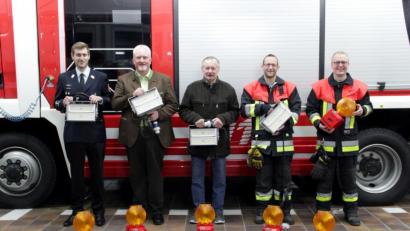 Bild: flt
Stellvertretender Vorsitzender Felix Weiser, die Vorsitzenden des Fördervereins, Reinald Roderer und Wilhelm Horn, sowie die beiden Kommandanten Christian Zölch und Max Haas (von links) freuen sich über die neue Beleuchtungsausstattung, die für höhere Sicherheit der Einsatzkräfte sorgen soll.