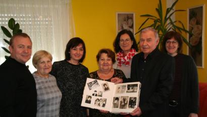 Bild: fpoz
Glückwünsche zur Goldenen Hochzeit: Im Bild von links Sohn Alexander, Frieda Schrempfs Schwester Maria, Schwiegertochter Larissa, das Jubelpaar Frieda und Eduard Schrempf, dahinter Bürgermeisterin Friederike Sonnemann und rechts Pfarrerin Cornelia Kraft.