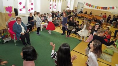 Bild: Dobmeier
Bei einer stimmungsvollen Abschiedsfeier mit der AG Tanz an der Gerhardinger-Schule verabschiedet sich die Schulgemeinschaft von Rektorin Anna Kellner.