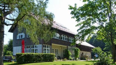 Bild: Florian Miedl/fph
In das idyllisch gelegene Marktredwitzer Haus soll bald wieder neues Leben einkehren: Martina von Waldenfels hat dieses Unterkunftshaus des FGV erworben. Der Hauptverein wird die Erlöse aus dem Verkauf unter anderem für den Unterhalt an weiteren FGV-Häuser zu nutzen.