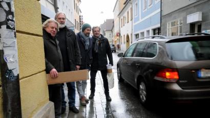 Bild: Stephan Huber
Wo der Rollator an seine Grenzen stoßen würde: Wenn der Bürgersteig für die Fußgänger nur 58 Zentimeter misst, während daneben die Straße für die Autos 5,40 Meter breit ist. Hans Graf, Wolfgang Schimmel, Martin Frey und Albert Schindlbeck (von links) von der "Liste Amberg" plädieren aufgrund solcher Verhältnisse für eine Altstadt, die durchgehend verkehrsberuhigte Zone ist und gar keine Bürgersteige mehr braucht.