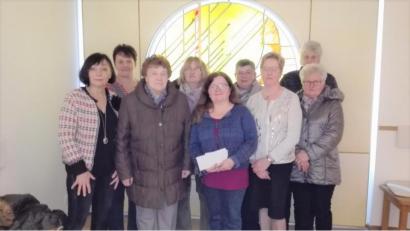 Bild: tu
500 Euro überreicht der Frauenbund Miesbrunn an Pflegedienstleiterin Elfriede Dollhopf (Mitte) vom Hospiz St. Felix in Neustadt/WN.