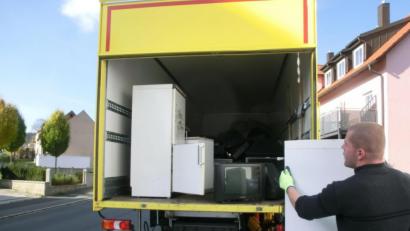 Bild: Kraus/exb
Zur Sperrmüllsammlung verladen die Müllwerker auch sperrige Haushaltsgeräte
wie Fernseher oder Kühlschränke. Dafür sind keine Abholmarken mehr notwendig.