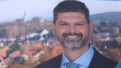 Bild: mab
„100 Prozent für Schwarzenfeld“ verspricht CSU-Bürgermeisterkandidat Wolfgang Prebeck auf seinen Wahlplakaten.