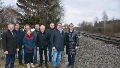Bild: jr
Lärmschutzmaßnahmen an der Bahntrasse waren Thema eines Gesprächstermins in Pechbrunn. Mit dabei waren (von rechts) Bundestagsabgeordneter Albert Rupprecht Bürgermeisterkandidat Stephan Schübel, CSU-Ortsvorsitzender Josef Hollmann und Bürgermeister Ernst Neumann sowie CSU-Landratskandidat Roland Grillmeier (links).