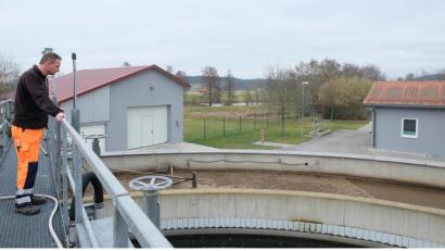 Bild: ohr
Die beiden Gemeinden Schwarzach bei Nabburg und Stulln betreiben zur Abwasserbeseitigung die Kläranlage südlich von Wölsendorf. Stellvertretender Klärwärter Helmut Sorgenfrei überblickt von der Bühne aus die Anlage mit dem Betriebsgebäude, das Belebungs- und Nachklärbecken sowie die neu errichtete Werkstatt (links).