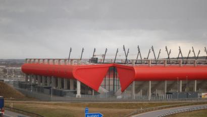 Bild: gib
Das rote Regensburger Fußballstadion bleibt ein Hingucker gleich neben der Autobahn. Der weiße Namens-Schriftzug fehlt allerdings seit Anfang des Jahres.