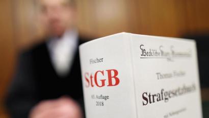 Symbolbild: Oliver Berg/dpa
Vor dem Landgericht Regensburg wird ein kniffliger Fall verhandelt.