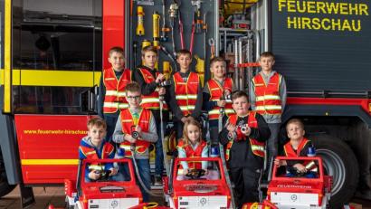 Bild: u
Ob kindgerechte Stahlrohre, Schläuche, Verteiler und Warnwesten oder Feuerwehr-Unimogs samt Löschanhänger – dank einer Reihe von Sponsoren sind die Feuerfunken perfekt ausgerüstet. Ab April gibt es bei der Kinderfeuerwehrgruppe wieder freie Plätze.