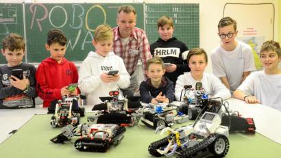 Bild: Kunz
Eines der Highlights: Das Wahlfach Robotik bläst zum "Robot War". Dabei räumen selbstgebastelte Lego-Roboter ihre Kontrahenten aus dem Feld.