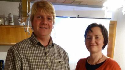 Bild: twg
Vorsitzender Markus Fenzl bedankte sich bei Kreisfachberaterin Manuela Pappenberger für ihren informativen Vortrag.
