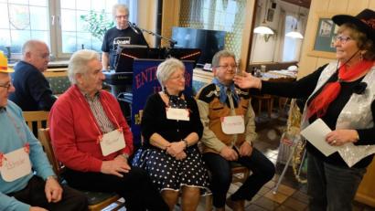 Bild: le
Tränen lachen die Senioren beim Sketch "Das Dorf" mit Karin Staschewski (stehend) und örtlicher Prominenz.